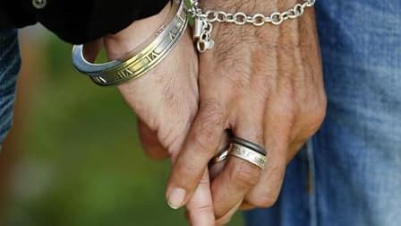 Un million de personnes étaient "pacsées" au 1er janvier 2010 en France métropolitaine, dix ans après la création de ce contrat de vie commune, selon un rapport de l'Insee qui a compté l'an dernier trois Pacs conclus pour quatre mariages célébrés. Début 2