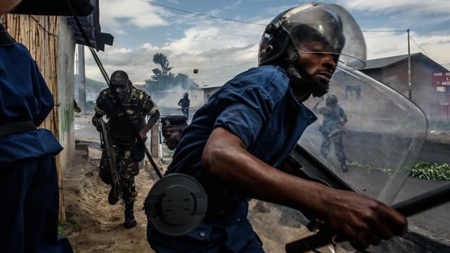 Des forces de l'ordre lors d'une manifestation d'opposants au président Pierre Nkurunziza, mercredi à Bujumbura.