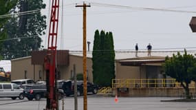 Des agents du FBI inspectent le toit d'un hangar où l'homme qui a tiré sur Donald Trump était positionné, à Butler, le 14 juillet 2024