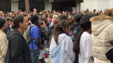Les élèves du collège Jean Giono à Manosque respectent une minute de silence pour rendre hommage à Samuel Paty et Dominique Bernard le 14 octobre 2024.