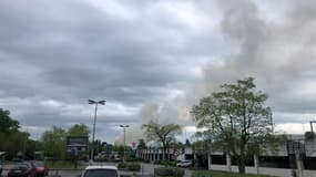 De la fumée venant de l'incendie d'une maison à Ecully le 21 avril 2025
