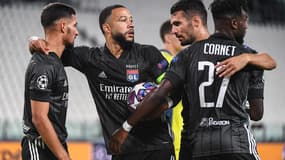 Aouar, Cornet et Dubois félicitent Depay pour son but lors de Juve-OL