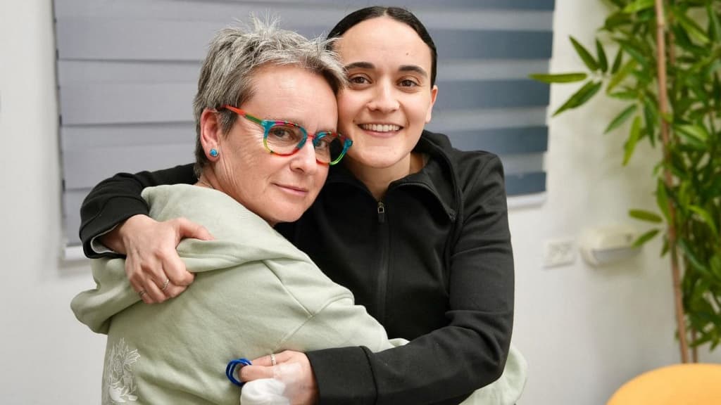 L'ex-otage israélo-britannique Emily Damari avec sa mère Amanda lors de leurs retrouvailles en Israël le 19 janvier 2025 L'ex-otage israélo-britannique Emily Damari avec sa mère Amanda lors de leurs retrouvailles en Israël le 19 janvier 2025