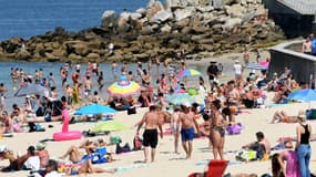 Vacanciers sur la plage de Douarnenez, en Bretagne, le 18 juillet 2017