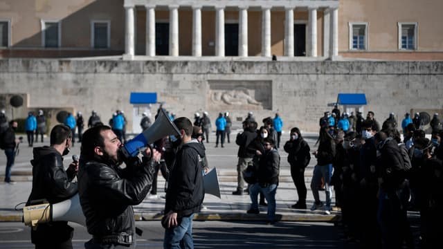 Des étudiants manifestent devant le Parlement grec à Athènes le 28 janvier 2021, contre un plan controversé visant à créer une force de police spéciale pour lutter contre la violence endémique dans les universités.