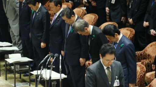 Le Premier ministre Shinzo Abe observe une minute de silence lors d'une séance parlmentaire à Tokyo à la mémoire des victimes du tremblement de terre de Kumamoto, le 18 avril 2016