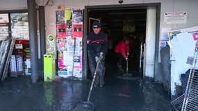 Des sapeurs-pompiers mobilisés pour nettoyer le magasin Intermarché de Guillestre après les intempéries.