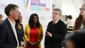 Olivier Faure (PS) et Jean-Luc Mélenchon (LFI) à la conférence de presse de présentation du programme de la Nupes pour les législatives, à Paris, le 19 mai 2022