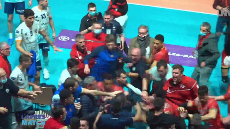 Joueurs, supporters, staff... tout le monde se lance dans la mêlée Joueurs, supporters, staff... tout le monde se lance dans la mêlée