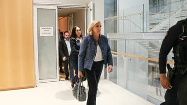 Marine Le Pen alors qu'elle quitte la salle d'audience du Tribunal de Paris pendant la lecture du verdict de leur procès pour détournement de fonds publics européens, à Paris, le 31 mars 2025.