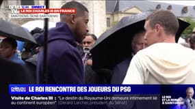 Le roi Charles III rencontre des joueurs du PSG lors de sa visite à Saint-Denis