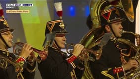 La Garde républicaine joue "I Will Survive" de Gloria Gaynor, en l'honneur des Jeux Olympiques et Paralympiques 2024 de Paris, aux BFM Awards