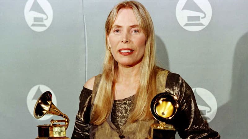 La chanteuse Joni Mitchell le 28 février 1996 lors des Grammy awards
