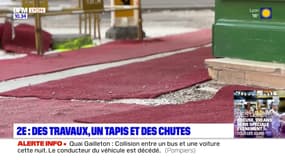 Des piétons se prennent les pieds dans un tapis pour protéger des travaux à Lyon