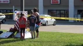 Des enfants se recueillent à Chattanooga,sur les lieux de la fusillade au cours de laquelle quatre marines ont été tués le 16 juillet.