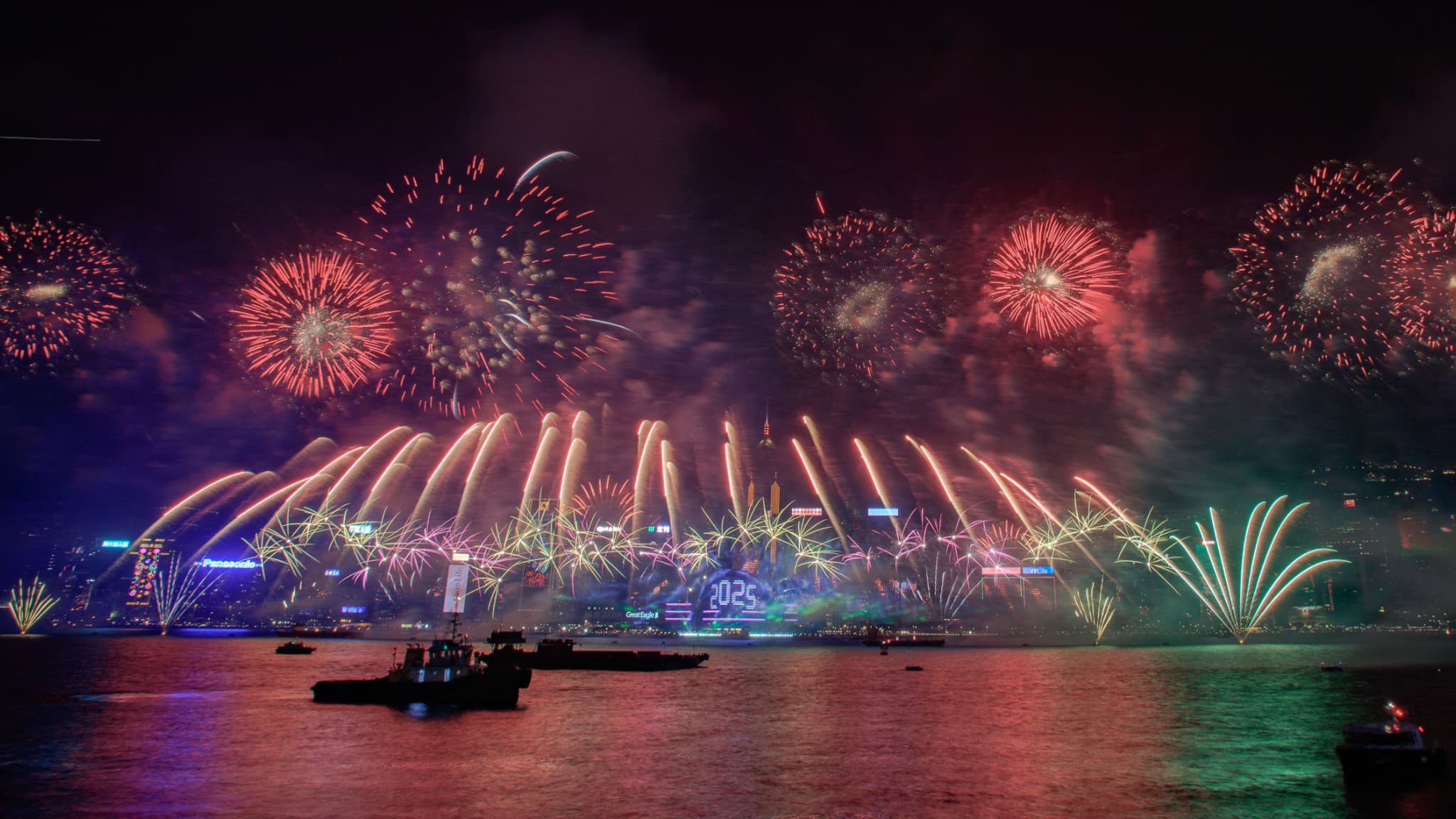 Des feux d'artifice au-dessus du port de Victoria pour célébrer le Nouvel An à Hong Kong le 1er janvier 2025.