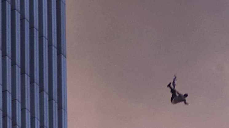 Une personne tombant dans le vide depuis l'une des tours du World Trade Center. De nombreuses personnes prises au piège dans les deux tours ont préféré se jeter dans le vide plutôt que de mourir dans l'incendie.
Une personne tombant dans le vide depuis l'une des tours du World Trade Center. De nombreuses personnes prises au piège dans les deux tours ont préféré se jeter dans le vide plutôt que de mourir dans l'incendie.