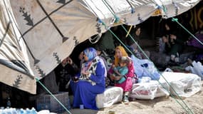 Des survivants du séisme meurtrier sous une tente dans le village de Tikht, près d'Adassil, dans le centre du Maroc, le 10 septembre 2023. 