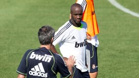 Lassana Diarra à l'écoute des consignes de José Mourinho, le 16 juillet 2010, au centre d'entraînement du Real Madrid