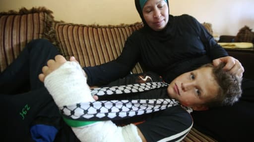 Mohammed Tamimi, 11 ans, dans sa maison à Nabi Saleh, près de Ramallah en Cisjordanie, le 29 août 2015, au lendemain d'affrontements entre les forces de sécurité israéliennes et des manifestants palestiniens Mohammed Tamimi, 11 ans, dans sa maison à Nabi Saleh, près de Ramallah en Cisjordanie, le 29 août 2015, au lendemain d'affrontements entre les forces de sécurité israéliennes et des manifestants palestiniens