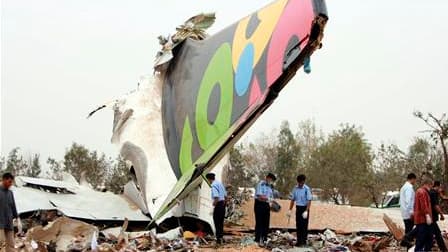 Des sauveteurs examinent les débris de l'Airbus 330-200 qui s'est écrasé mercredi à l'aéroport de Tripoli, tuant 103 passagers et membres d'équipage. L'appareil venu d'Afrique du Sud a percuté le sol alors qu'il tentait d'atterrir. /Photo prise le 12 mai