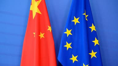 Un drapeau de la Chine et de l'Union européenne
