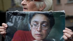 Une femme tient le portrait de la journaliste assassinée Anna Politkovskaïa, le 7 octobre 2016 à Moscou. 