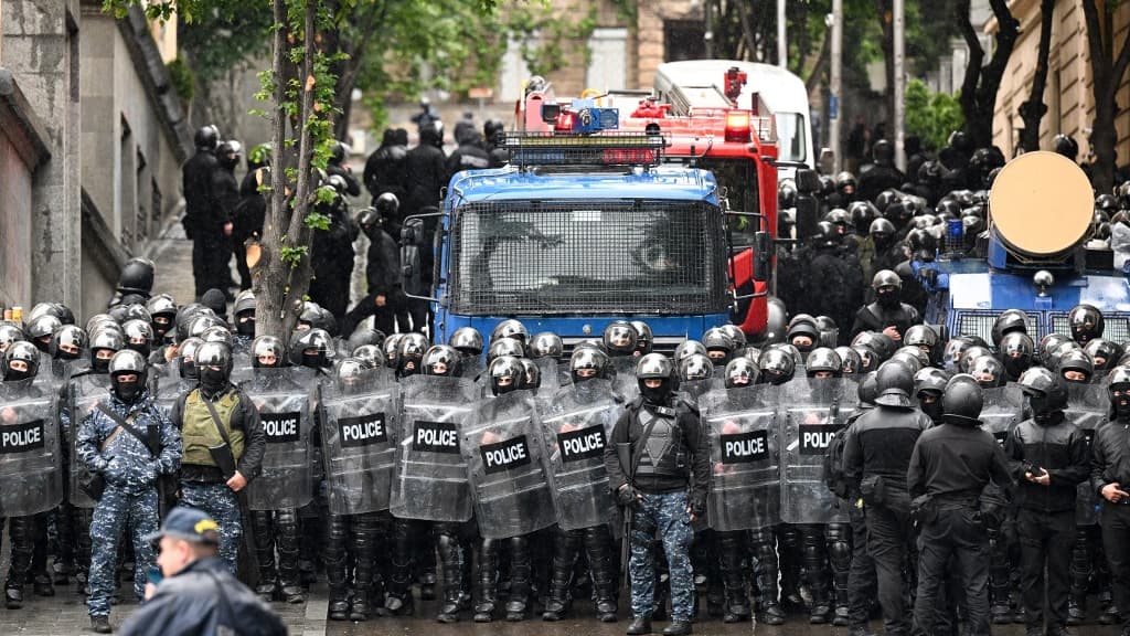 Des manifestants à Tbilissi, Géorgie, après l'adoption d'une loi sur l'"influence étrangère", le 14 mai 2024