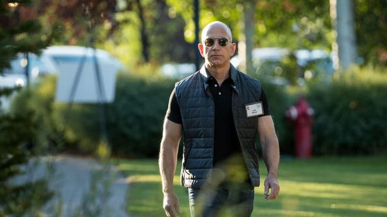 Jeff Bezos, fondateur d'Amazon, arrive à une conférence à Sun Valley (États-Unis), le 13 juillet 2017.