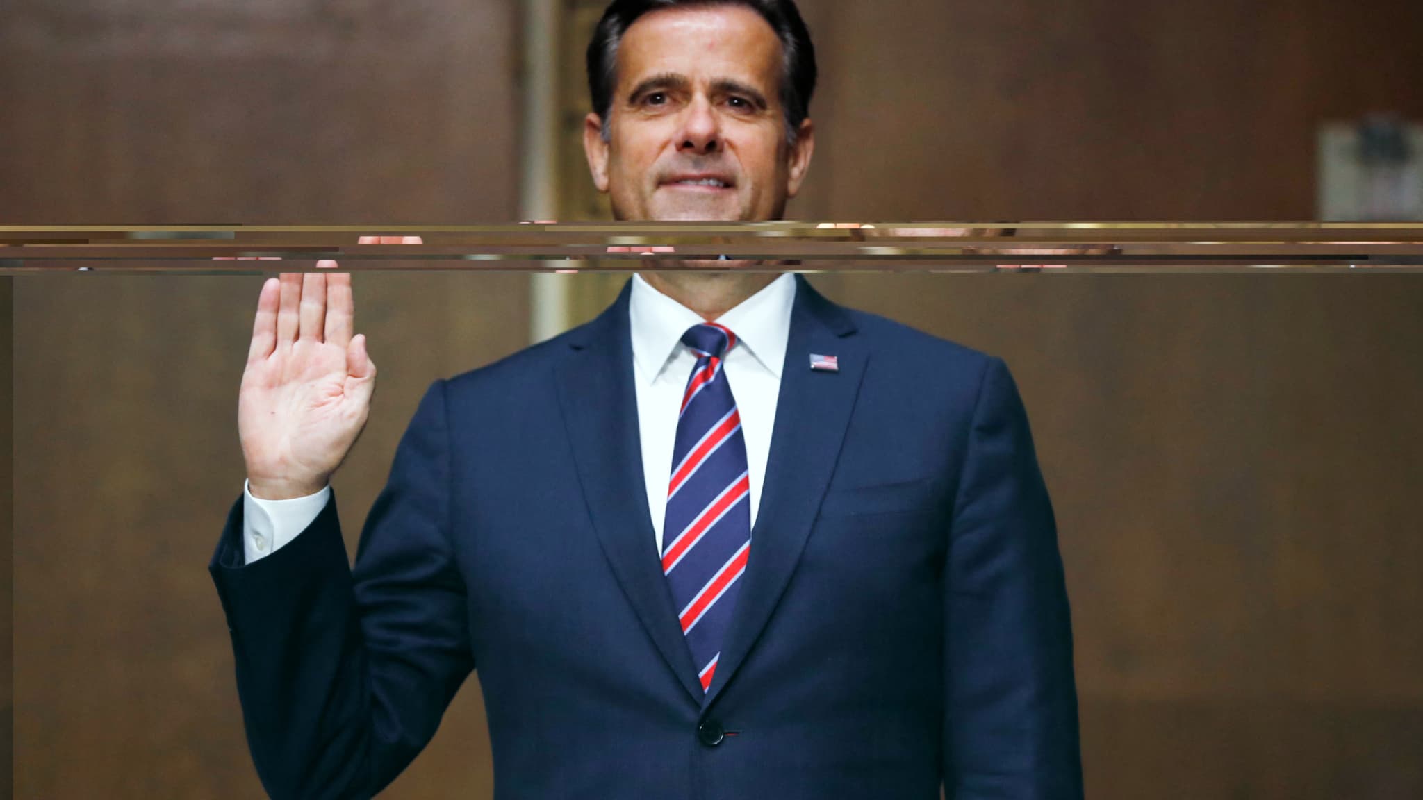 Le représentant américain John Ratcliffe, républicain du Texas, prête serment avant sa nomination au poste de directeur du renseignement national à Washington, DC, le 5 mai 2020. Le représentant américain John Ratcliffe, républicain du Texas, prête serment avant sa nomination au poste de directeur du renseignement national à Washington, DC, le 5 mai 2020.