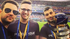 Ledouble champion du monde Walid Tebane, en compagnie du Brésilien Guifera, avec son trophée au bord de la pelouse de San Siro