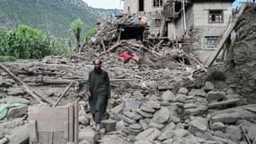Un Afghan passe devant une maison endommagée à la suite des tremblements de terre qui ont frappé le village de Mazar Dara, dans le district de Nurgal, province de Kunar, dans l'est de l'Afghanistan, le 1er septembre 2025. 
