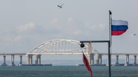 Le pont de Kertch, endommagé en octobre 2022 par une explosion, sous pavillon russe en Crimée. PHOTO D'ILLUSTRATION