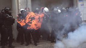 Des policiers visés par un projectile incendiaire, samedi 5 décembre 2020, à Paris.