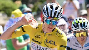 Tadej Pogacar se rafraîchit sur le Tour de France, le 22 juillet 2025