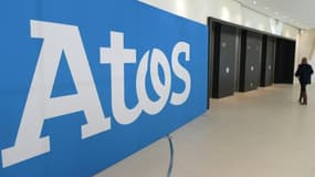 Cette photo prise le 4 avril 2019 au siège d'Atos à Bezons, près de Paris, montre le logo du groupe informatique français
