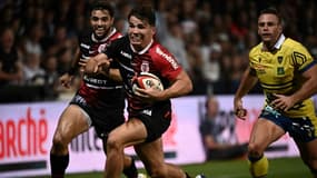 Le demi de mêlée toulousain Antoine Dupont file marquer un essai lors du match de Top 14 à domicile contre Clermont, le 26 septembre 2021 au Stade Ernest-Wallon