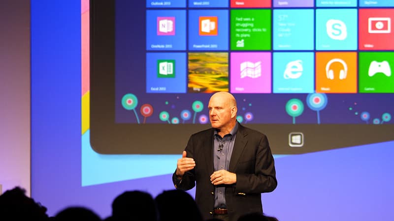 Steve Ballmer, l'ex-PDG de Microsoft, remplacé depuis par Satya Nadella, lors de la présentation de Windows 8 en octobre 2012. 