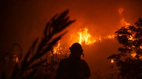 Un pompier surveillant la progression des flammes à Aveiro, au Portugal, le lundi 16 septembre 2024.