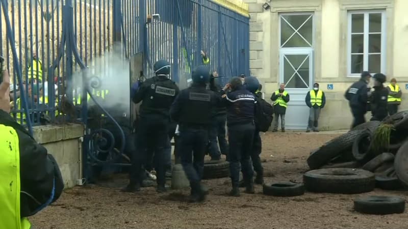 Une trentaine d'individus avait tenté de pénétrer dans la préfecture du Puy-en-Velay.
