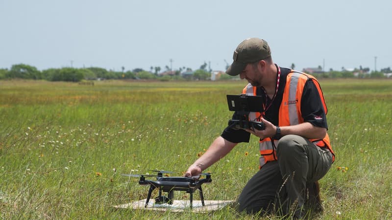Un opérateur sur le terrain lors du lancer d'un drone.