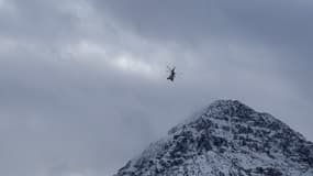Un hélicoptère pendant une opération de sauvetage dans la région du Tyrol en Autriche, le 3 janvier 2026. 