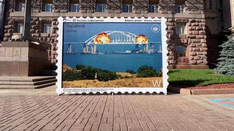 À Kiev, un timbre géant représentant l'explosion du pont de Crimée déjà exposé dans la rue