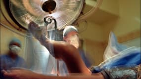 Un gynécologue lors d'une intervention, le 21 juillet 2011, à l'hôpital Franco-Britannique de Levallois-Perret. 