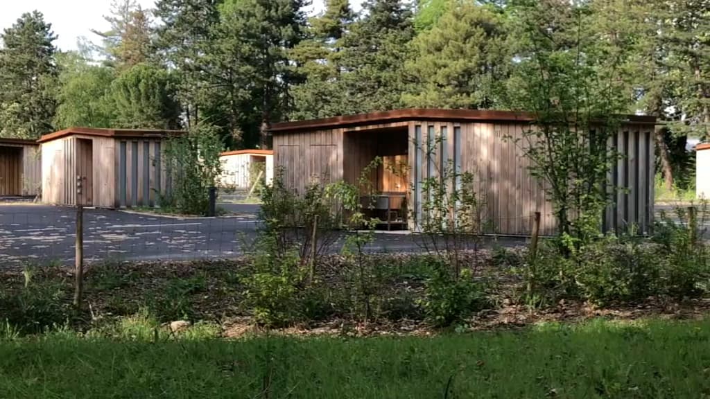 L'aire d'accueil aujourd'hui inutilisée dans le bois de Boulogne. L'aire d'accueil aujourd'hui inutilisée dans le bois de Boulogne.