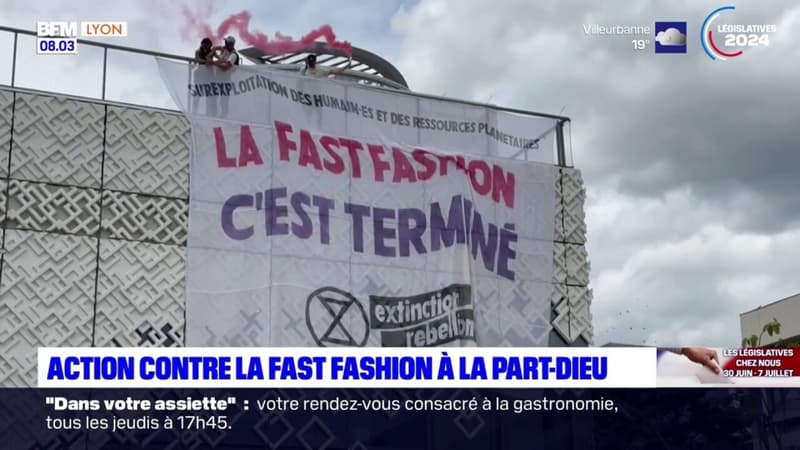 Lyon: une action contre la fast fashion menée à la Part-Dieu par des militants écologistes