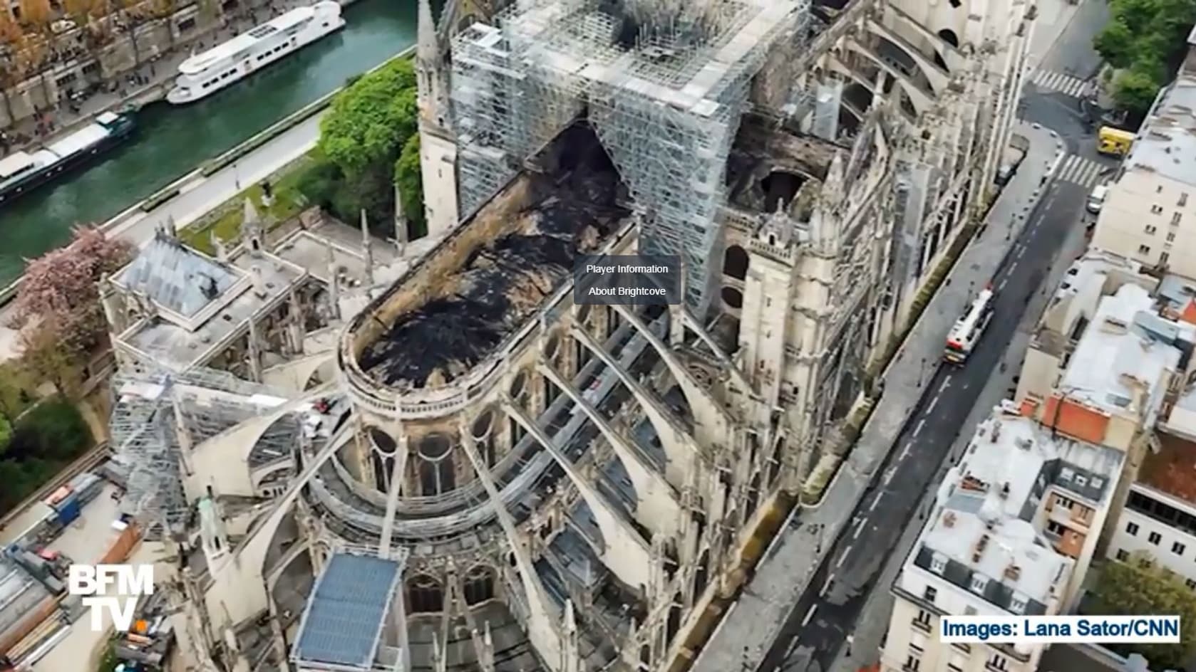 L'arrière de la cathédrale Notre-Dame de Paris, vue du ciel.