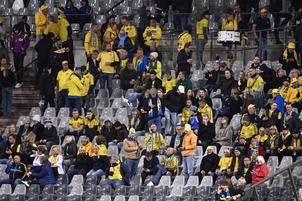Des supporters suédois attendent dans la tribune au Stade Roi Baudouin à Bruxelles le 16 octobre 2023, après un attentat qui a visé des citoyens suédois.