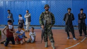 Des jeunes Afghans attendent dans un gymnase à Kaboul le 14 septembre 2021 l'arrivée du responsable des sports du régime taliban en Afghanistan.