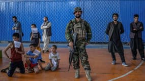 Des jeunes Afghans attendent dans un gymnase à Kaboul le 14 septembre 2021 l'arrivée du responsable des sports du régime taliban en Afghanistan.